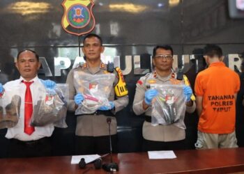 Foto: Kapolres Taput AKBP Ernis menunjukkan barang bukti saat merilis kasus pembunuhan Monika Hutauruk. (Dok. Polres Taput)