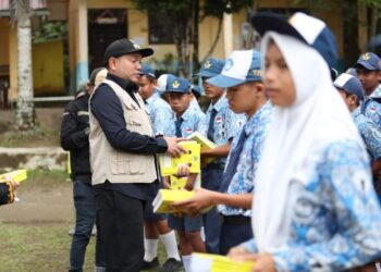 Bupati Pakpak Bharat, Franc Bernhard Tumanggor membagikan buku tulis dan alat-alat sekolah lainnya, di SMP Negeri 1 Pergetteng-Getteng Sengkut, Kamis (12/09/2024).