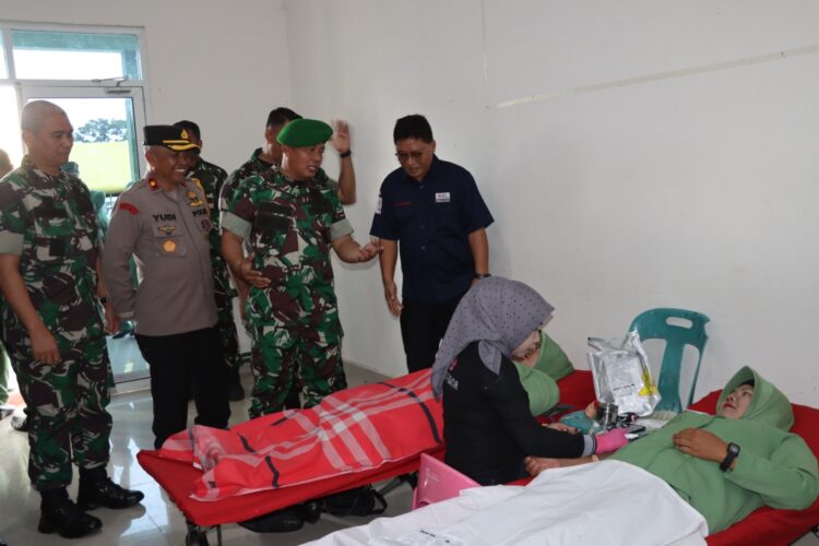 Wakapolres Pematangsiantar, Kompol Ahmad Wahyudi menghadiri Bhakti Kesehatan dan Bakti Sosial dalam rangka HUT TNI Ke-79, di Mako Korem 022/Pantai Timur (PT), pada Sabtu (21/9/2024) pagi lalu, pukul : 08.00 WIB.