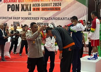 Kapolres Siantar, AKBP Yogen Heroes Baruno, SH, SIK, hadir langsung pada babak final tinju PON XXI Aceh – Sumut dan menyerahkan medali kepada atlit kategori putra yang juara di salah satu kelas.