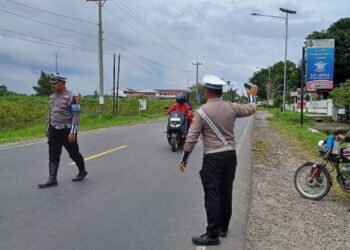 Satlantas Polres Simalungun menggelar pengamanan dan pengaturan lalu lintas, di jalur wisata Parapat.