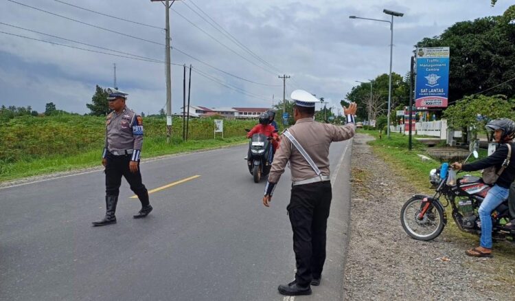 Satlantas Polres Simalungun menggelar pengamanan dan pengaturan lalu lintas, di jalur wisata Parapat.