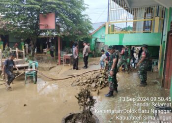 TNI-Polri dan Pemerintah Kecamatan Dolok Batu Nanggar sinergi membantu korban banjir, di Jalan HAR Syihab Pasar Bawah, Kelurahan Serbalawan, Kabupaten Simalungun.