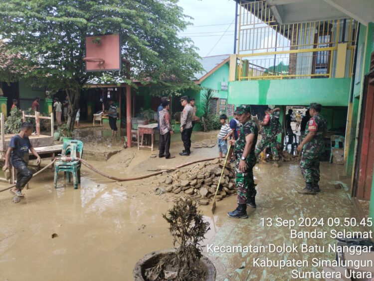 TNI-Polri dan Pemerintah Kecamatan Dolok Batu Nanggar sinergi membantu korban banjir, di Jalan HAR Syihab Pasar Bawah, Kelurahan Serbalawan, Kabupaten Simalungun.