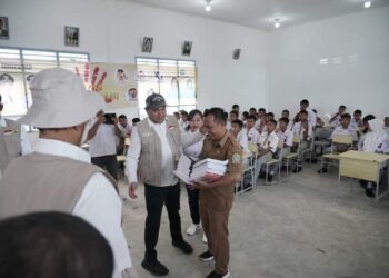 Bupati Pakpak Bharat, Franc Bernhard Tumanggor, hadir di SMK Negeri Siempat Rube, Kecamatan Siempat rube.