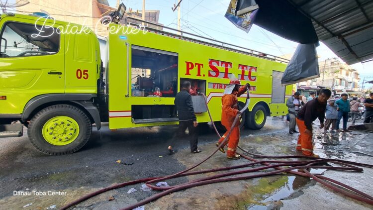 25 unit rumah warga terbakar di Jalan Wahidin Siantar, PT. STTC terjunkan dua unit Mobil Damkar, pada Senin pagi lalu (23/9/2024), sekitar pukul 03.30 WIB.