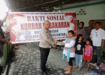 Polsek Siantar Utara memberikan bantuan kepada para pelajar, pasca terjadinya kebakaran rumah warga, di jalan Dr. Wahidin, Kelurahan Melayu, Kecamatan Siantar Utara, Kota Pematangsiantar.