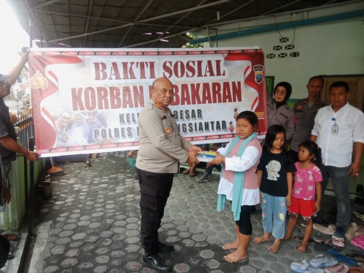 Polsek Siantar Utara memberikan bantuan kepada para pelajar, pasca terjadinya kebakaran rumah warga, di jalan Dr. Wahidin, Kelurahan Melayu, Kecamatan Siantar Utara, Kota Pematangsiantar.