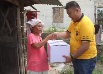Kapolres Simalungun pimpin "Minggu Kasih" dengan bagi sembako kepada warga, di Slum Area Sidamanik, pada Minggu (1/9/2024) pagi, pukul 09.00 WIB.