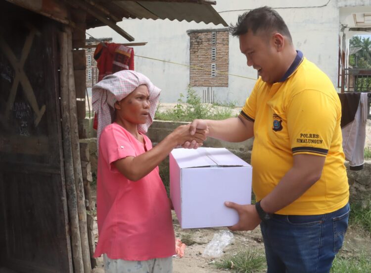 Kapolres Simalungun pimpin "Minggu Kasih" dengan bagi sembako kepada warga, di Slum Area Sidamanik, pada Minggu (1/9/2024) pagi, pukul 09.00 WIB.