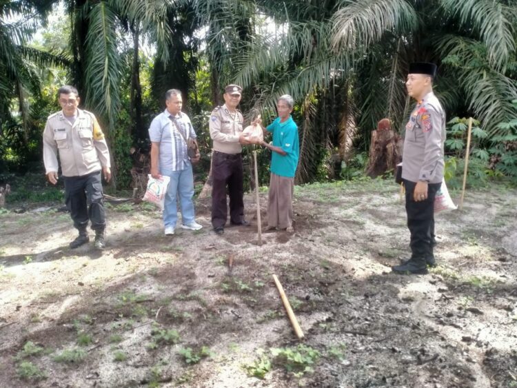 Polsek Tanah Jawa melaksanakan kegiatan sosial "Jumat Berkah", pada Jumat (6/9/2024).