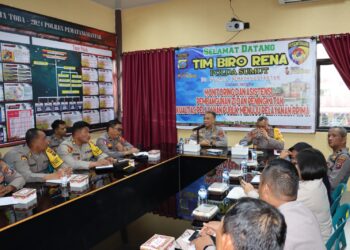 Wakapolres Pematangsiantar, Kompol Ahmad Wahyudi menerima kunjungan kerja Tim Biro Rena Polda Sumut yang dipimpin langsung Karo Rena Kombes Pol, Adhy Fandy Ariyanto, S.I.K, S.H, di Ruang Posko Polres Pematangsiantar, pada Kamis (12/9/2024) sore, pukul 15.00 WIB.