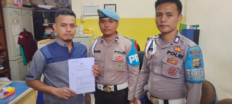 Sie Propam Polres Simalungun menyerahkan Surat Keputusan Pemberhentian Tidak Dengan Hormat (PTDH) kepada Brigpol Muhammad Sugeng, di Lembaga Pemasyarakatan Kelas IIA Rantauprapat, pada Jumat (20/9/2024) sore, sekitar pukul 14.30 WIB.