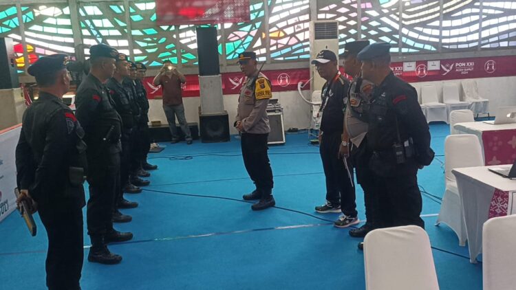 Polres Pematangsiantar bersama Sat Brimob Polda Sumut sterilisasi lokasi Cabor Tinju PON XXI Aceh – Sumut, di Gedung Serbaguna Universitas HKBP Nommensen Pematangsiantar (UHKBPNP), Selasa (10/9/2024), pukul 11.00 WIB.