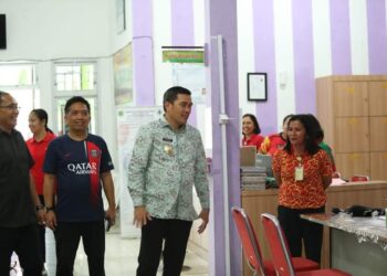 Pjs. Bupati Pakpak Bharat, Dr. Naslindo Sirait, SE, MM, mengunjungi Puskesmas Salak, bersama Kepala Dinas Kesehatan Pakpak Bharat, dr. Thomas, MM dan sejumlah Pimpinan Organisasi Perangkat Daerah (OPD) lainnya, Jumat (27/09/2024).