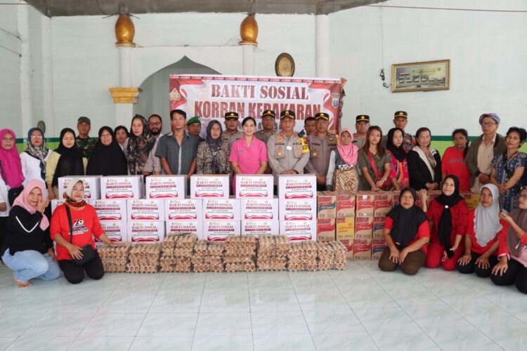 Foto bersama di sela memberikan bantuan kepada warga korban kebakaran di Jalan Wahidin.