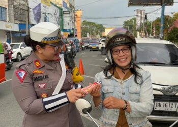 Hari Jadi Polwan Ke 76, Polwan Polres Pematangsiantar bagikan bunga dan coklat saat pengaturan arus lalulintas (Gatur Lalin) di wilayah hukum Polres Pematangsiantar, Senin (2/9/2024) pagi, sekitar pukul 06.30 WIB.