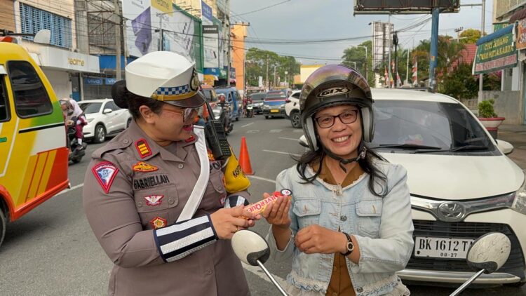 Hari Jadi Polwan Ke 76, Polwan Polres Pematangsiantar bagikan bunga dan coklat saat pengaturan arus lalulintas (Gatur Lalin) di wilayah hukum Polres Pematangsiantar, Senin (2/9/2024) pagi, sekitar pukul 06.30 WIB.