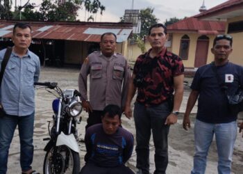 Foto salah satu pelaku dan barang bukti sepeda motor yang diamankan Polisi.