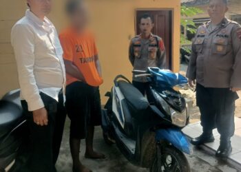 Foto pelaku dan barang bukti yang diamankan Polsek Bangun.