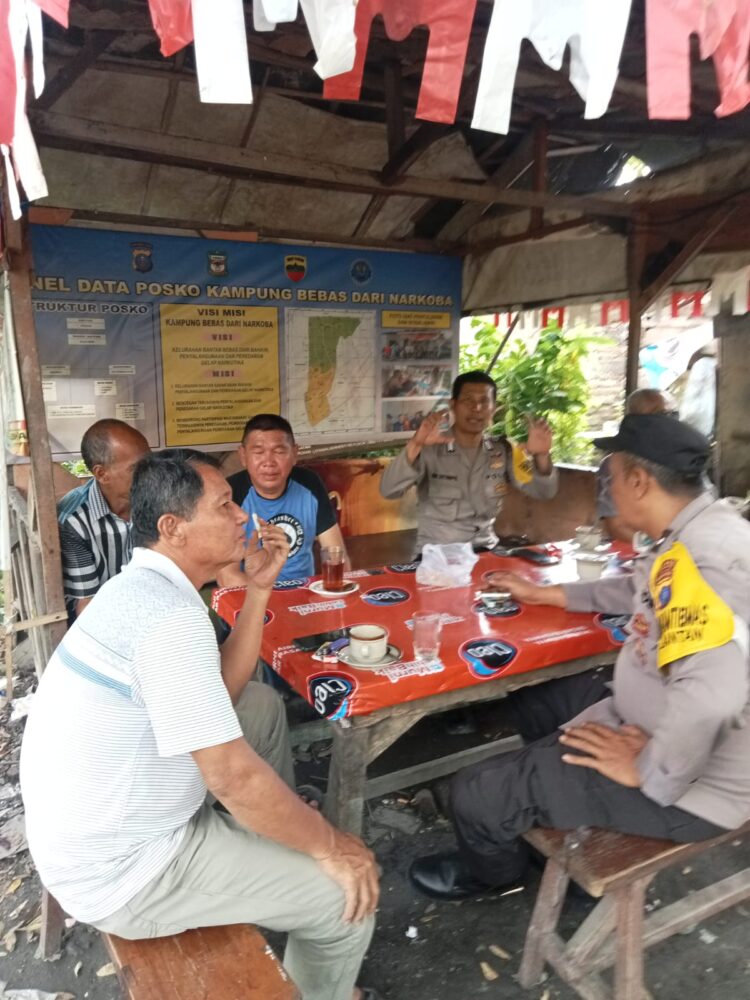 Bhabinkamtibmas Polsek Siantar Barat silaturahmi kepada masyarakat Kelurahan Bantan, Kecamatan Siantar Barat, Kota Pematangsiantar, pada Senin (16/9/2024) lalu.