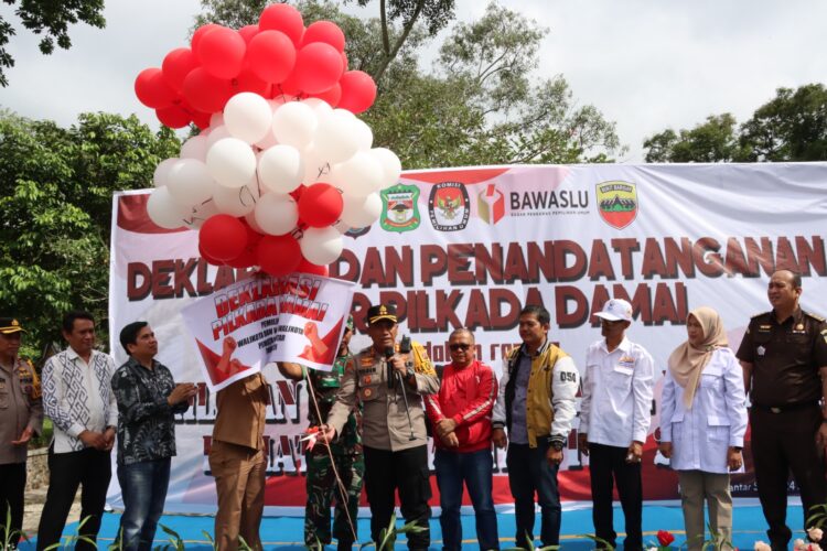 Pelepasan balon ke udara oleh Kapolres Pematangsiantar, AKBP Yogen Heroes Baruno, SH, SIK, sebagai tanda Pilkada damai.