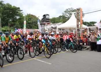 Wakapolres Pematangsiantar, Kompol Ahmad Wahyudi mendampingi Wali Kota Pematangsiantar, dr Susanti Dewayani SpA, pelepasan Balap Sepeda (Road Race) Grup B Putri Jarak Pendek PON XXI Aceh-Sumut, di depan Tugu Becak, Jln. Merdeka, Kelurahan Proklamasi, Kecamatan Siantar Barat, Kota Pematangsiantar, pada Kamis (12/9/2024), pukul  12.00 WIB.