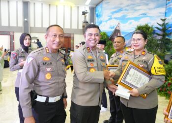 Kasat Lantas Polres Pematangsiantar, AKP Gabriellah Angelia Gultom, S.I.K, M.H, menerima piagam penghargaan dari Kapolda Sumut, Irjen Pol. Irjen Pol Whisnu Hermawan Februanto, S.I.K., M.H, di Aula Tribrata Polda Sumut, pada Rabu (25/9/2024) pagi lalu, pukul 10.00 WIB.