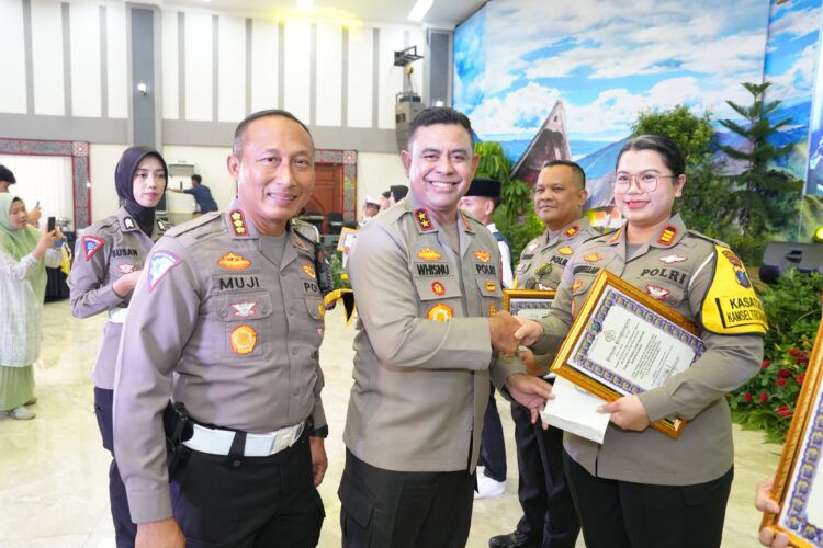 Kasat Lantas Polres Pematangsiantar, AKP Gabriellah Angelia Gultom, S.I.K, M.H, menerima piagam penghargaan dari Kapolda Sumut, Irjen Pol. Irjen Pol Whisnu Hermawan Februanto, S.I.K., M.H, di Aula Tribrata Polda Sumut, pada Rabu (25/9/2024) pagi lalu, pukul 10.00 WIB.