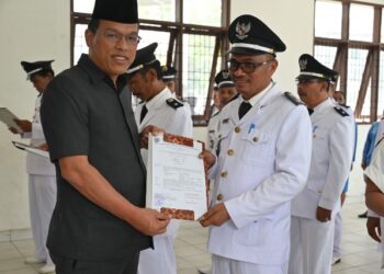 Bupati Humbahas, Dosmar Banjarnahor, SE, kukuhkan perpanjangan masa jabatan 19 Kepala Desa  (Kades) di Kecamatan Parlilitan, Rabu (25/9/2024) lalu, di Aula Kantor Camat Parlilitan.