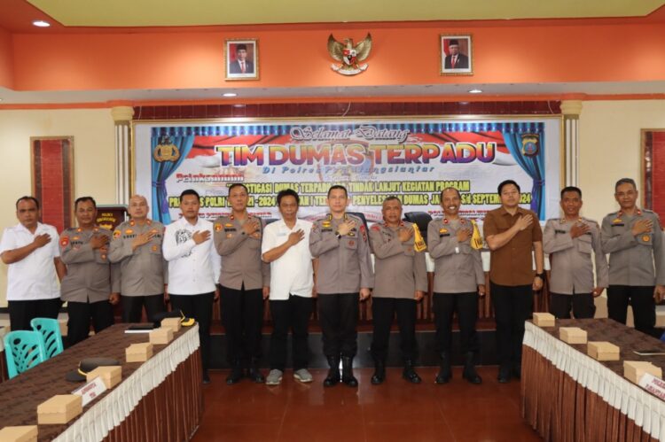 Foto bersama disela kegiatan.