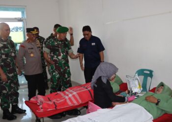 Wakapolres Pematangsiantar, Kompol Ahmad Wahyudi menghadiri Bhakti Kesehatan dan Bakti Sosial dalam rangka HUT TNI Ke-79, di Mako Korem 022/Pantai Timur (PT), pada Sabtu (21/9/2024) pagi lalu, pukul : 08.00 WIB.