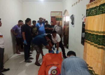 Personil piket Polsek Siantar Utara evaluasi jenazah pemuda berumur 23 tahun, Rajaman Heriadi Jaya Ambarita yang ditemukan meninggal gantung diri, di rumah orangtuanya, di Jl. Bakhlias Kiri, Kelurahan Sigulang – gulang, Kecamatan Siantar Utara, Kota Pematangsiantar, pada Selasa (10/9/2024), pukul 11.00 WIB.