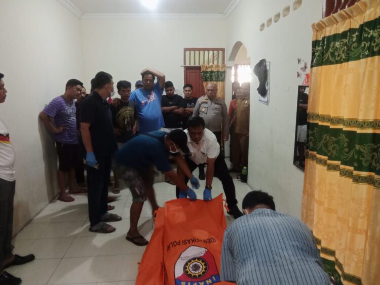 Personil piket Polsek Siantar Utara evaluasi jenazah pemuda berumur 23 tahun, Rajaman Heriadi Jaya Ambarita yang ditemukan meninggal gantung diri, di rumah orangtuanya, di Jl. Bakhlias Kiri, Kelurahan Sigulang – gulang, Kecamatan Siantar Utara, Kota Pematangsiantar, pada Selasa (10/9/2024), pukul 11.00 WIB.