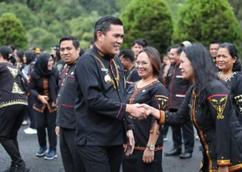 Pjs. Bupati Pakpak Bharat, Dr. Naslindo Sirait, SE, MM, menyalami para ASN usai memimpin apel gabungan di lingkungan Pemerintah Kabupaten Pakpak Bharat, di Pelataran Parkir Kompleks Panorama Indah Sindeka Salak, Kamis (26/09/2024).