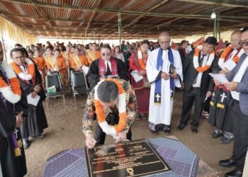 Bersama Pimpinan GKPPD, Pdt. Abed Nego Padang Bth, M.Th, Franc Bernhard Tumanggor, manandatangani prasasti, tanda dimulainya pelayanan iman, di Kuria GKPPD yang baru ini.