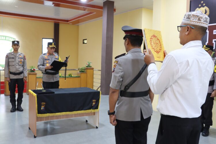 Kapolres Pematangsiantar, AKBP Yogen Heroes Baruno, SH, SIK, pimpin penyerahan jabatan Kapolsek Siantar Martoba, pada Senin (30/9/2024), pukul 14.00 WIB, di LT II Ruang Press Room Polres Pematangsiantar.