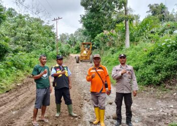 Polsek Raya Kahean bersama warga gotong royong perbaiki jalan, di Kaki Gunung Simarsolpah, pada Sabtu (14/9/2024).