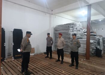 Amankan tahapan Pilkada 2024, Polres Pematangsiantar intensifkan pengamanan di Kantor KPU dan Gudang Logistik KPU Kota Pematangsiantar, pada Sabtu (28/9/2024).