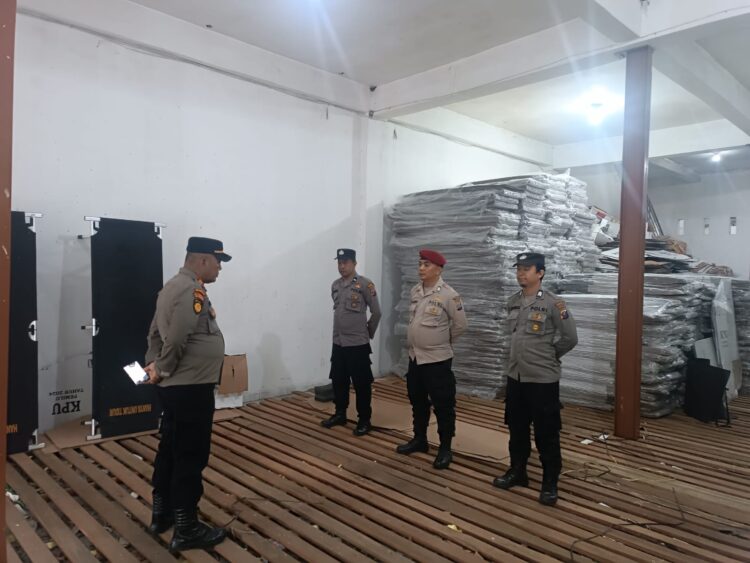 Amankan tahapan Pilkada 2024, Polres Pematangsiantar intensifkan pengamanan di Kantor KPU dan Gudang Logistik KPU Kota Pematangsiantar, pada Sabtu (28/9/2024).