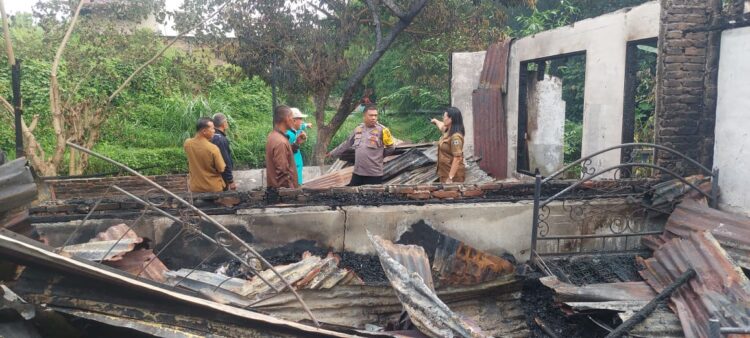 Satu unit rumah hangus terbakar di Jalan Medan, Gang Air Bersih, Kelurahan Nagapita, Kecamatan Siantar Martoba, Kota Siantar, pada Selasa (3/9/2024), sekira pukul 00.00 WIB.