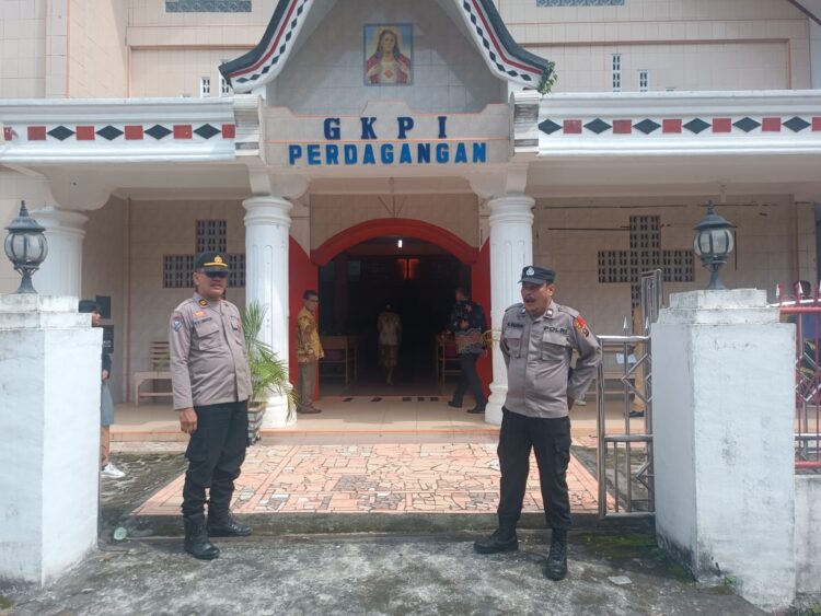 Polsek Perdagangan menggelar patroli dan monitoring Ibadah Minggu di Gereja – gereja, pada Minggu (15/9/2024), lalu.