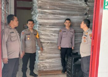 Polres Simalungun awasi distribusi logistik Pilkada, berupa kotak suara dan tinta yang tiba di Gudang KPU Kabupaten Simalungun, pada Kamis (26/9/2024),  pukul 09.00 WIB.