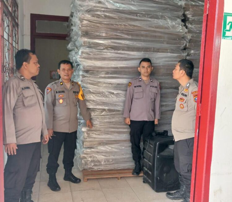 Polres Simalungun awasi distribusi logistik Pilkada, berupa kotak suara dan tinta yang tiba di Gudang KPU Kabupaten Simalungun, pada Kamis (26/9/2024),  pukul 09.00 WIB.