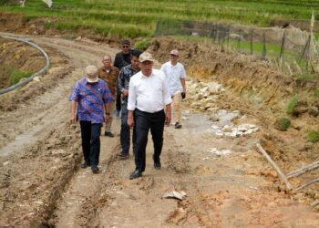 Bupati Humbahas, Dosmar Banjarnahor, SE, meninjau progres pembangunan jalan Penanganan Long Segment Sipagabu – Banuarea – Sijarango, Kecamatan Pakkat, Kamis (12/9/2024).