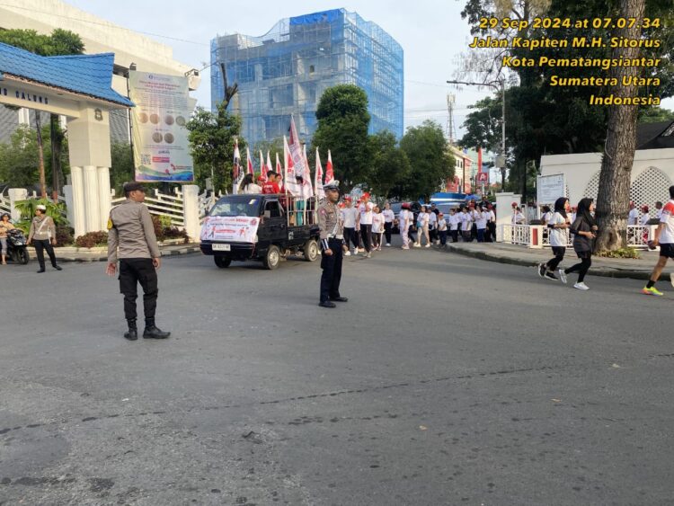 Polres Pematangsiantar lakukan pengamanan gerak jalan dan senam sehat dari PSBI Kota Pematangsiantar, pada Minggu (29/9/2024), pukul 06.00 WIB, di Lapangan H. Adam Malik, Kelurahan Proklamasi, Kecamatan Siantar Barat, Kota Pematangsiantar.