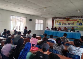 Polsek Tanah Jawa bersama dengan unsur Muspika dan masyarakat Kecamatan Tanah Jawa, menggelar mediasi terkait permasalahan layanan pembelian Bahan Bakar Minyak (BBM) dengan jerigen di SPBU PT Pancoran Sentosa, Kamis (19/9/2024).