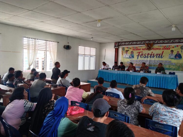 Polsek Tanah Jawa bersama dengan unsur Muspika dan masyarakat Kecamatan Tanah Jawa, menggelar mediasi terkait permasalahan layanan pembelian Bahan Bakar Minyak (BBM) dengan jerigen di SPBU PT Pancoran Sentosa, Kamis (19/9/2024).