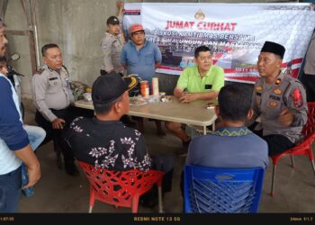 Kapolsek Tanah Jawa, Kompol Asmon Bufitra, SH, MH, bersama jajarannya, melaksanakan Jumat Curhat, di sebuah warung kopi, di Huta II, Nagori Bahal Batu, Kecamatan Hutabayuraja, Kabupaten Simalungun.