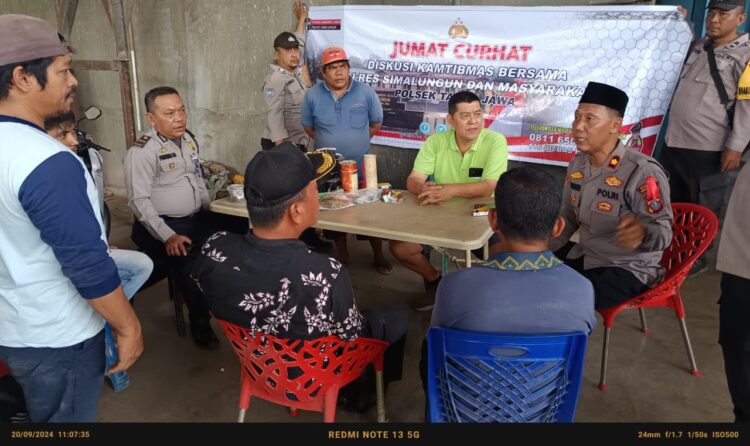 Kapolsek Tanah Jawa, Kompol Asmon Bufitra, SH, MH, bersama jajarannya, melaksanakan Jumat Curhat, di sebuah warung kopi, di Huta II, Nagori Bahal Batu, Kecamatan Hutabayuraja, Kabupaten Simalungun.